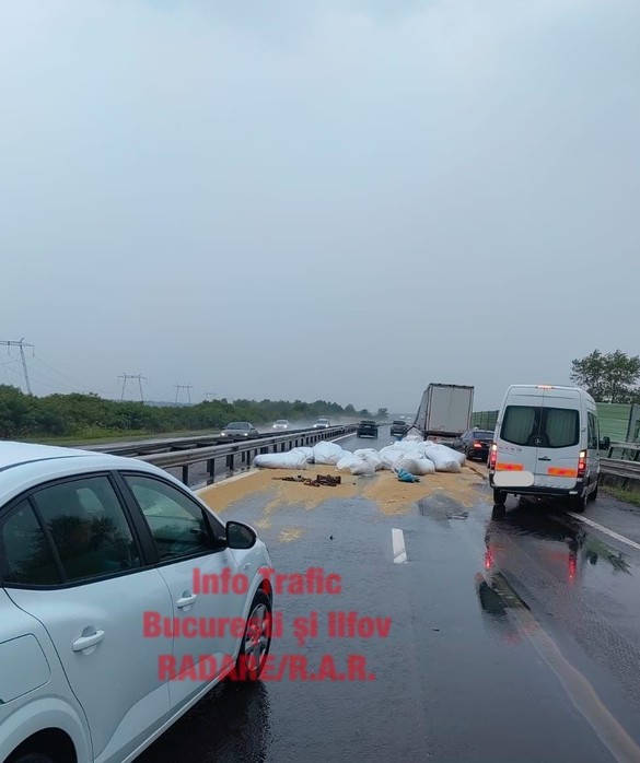 FOTO Saci cu cereale, căzuți pe Autostrada București-Pitești. Se circulă pe banda de urgență