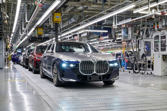 FOTO BMW investește 30 milioane euro pentru „o afacere profitabilă”: va vopsi mașinile clienților în dungi