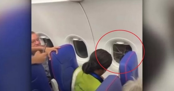 Panică într-un avion spre România: Geam lipit cu scotch FOTO