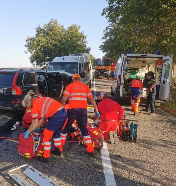 FOTO Accident între un microbuz și un autoturism, în Botoșani. Trei persoane, în stop cardio-respirator. A fost activat Planul Roșu de Intervenție