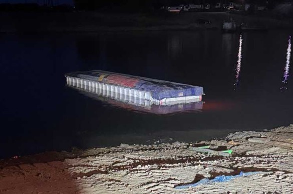 FOTO Un bac s-a scufundat în Dunăre, după ce un camion a urcat pe el
