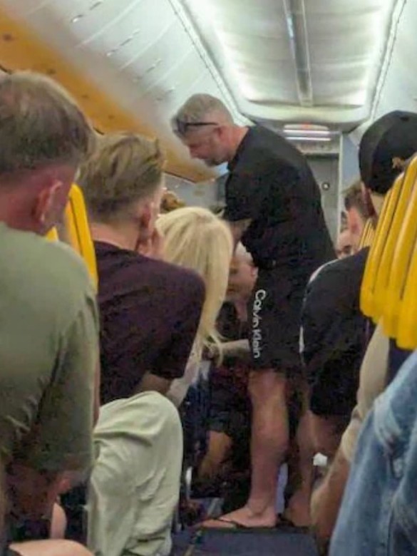 FOTO Incident major la bordul unei curse Ryanair. Un pasager beat a încercat să deschidă ușile avionului în timpul zborului