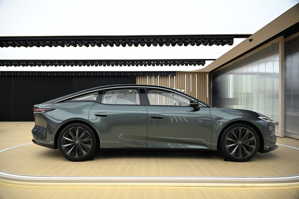FOTO Toyota a lansat limuzina electrică bZ7, cu software Huawei și Xiaomi