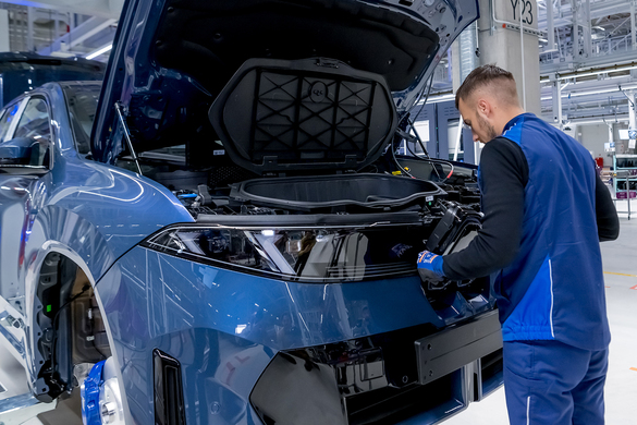 BMW începe, la doi pași de România, producția de serie a lui iX3 - VIDEO&FOTO