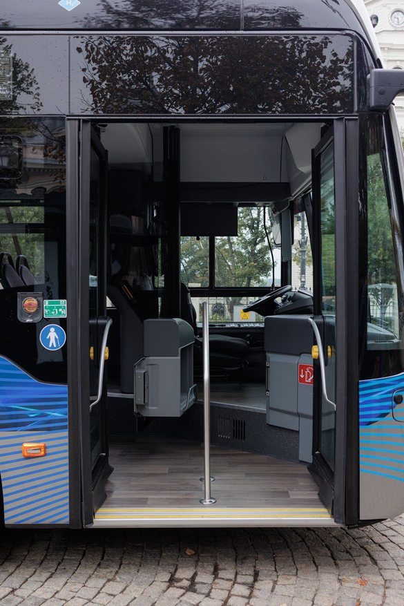 Primul autobuz din România cu propulsie pe bază de hidrogen și baterii litiu-ion FOTO