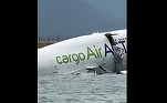 VIDEO Un avion a derapat la aterizare în Hong Kong, a lovit un vehicul, și a căzut în mare. Doi angajați ai aeroportului au murit