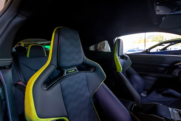 FOTO Livrare specială în România. Două BMW-uri M4 dedicate lui Valentino Rossi, de 200.000 de euro fiecare. S-au fabricat mai puțin de 100 de exemplare