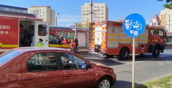 Un tramvai a pornit singur din depou și a lovit o garnitură cu pasageri, în Arad FOTO