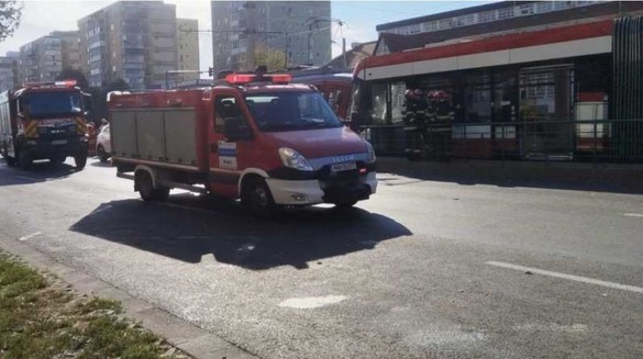 Un tramvai a pornit singur din depou și a lovit o garnitură cu pasageri, în Arad FOTO