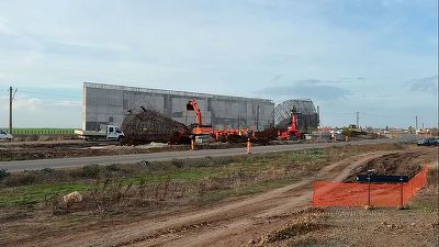 Circulația trenurilor oprită între Timișoara și Arad, armătura unui pasaj s-a prăbușit peste linii