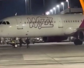 VIDEO Incident pe aeroport - doi români aleargă după un Wizz Air