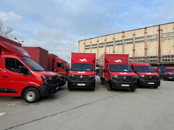 FOTO Poșta Română semnează cu Renault. Francezii au câștigat licitația de 4 milioane de euro pentru 80 de mașini