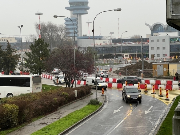Atenție, șoferi - Benzile pentru mașini la Aeroportul Otopeni au fost schimbate FOTO