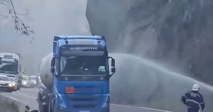 VIDEO Trafic oprit pe Valea Oltului. Pierderi de GPL dintr-o cisternă, aproape de Călimănești