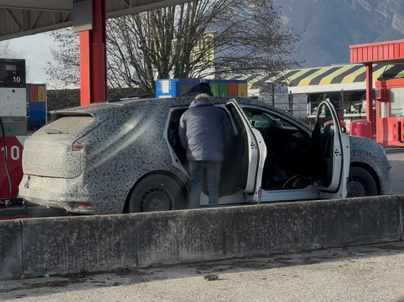 ULTIMA ORĂ FOTO Imagini-spion cu viitorul model Dacia C-Neo dezvăluie și mai bine forma caroseriei
