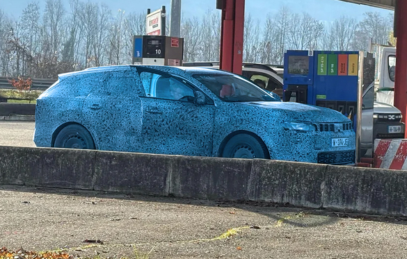 ULTIMA ORĂ FOTO Imagini-spion cu viitorul model Dacia C-Neo dezvăluie și mai bine forma caroseriei