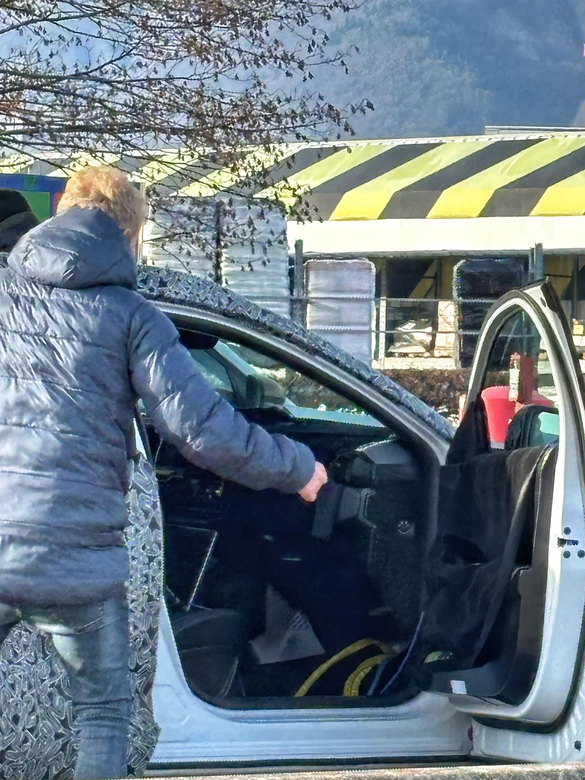 ULTIMA ORĂ FOTO Imagini-spion cu viitorul model Dacia C-Neo dezvăluie și mai bine forma caroseriei