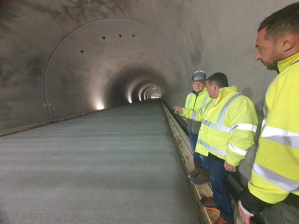 Autostrada A1 Sibiu - Pitești: A fost turnat betonul la un important tunel, cu utilaje din Germania FOTO