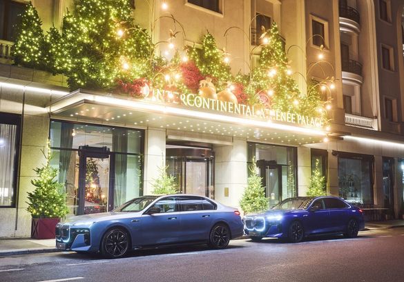 Două mașini BMW foarte rare au ajuns la București FOTO