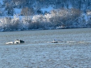 Barjă scufundată în Dunăre, lângă Zimnicea. Era încărcată cu peste 1.100 de tone de îngrășăminte chimice