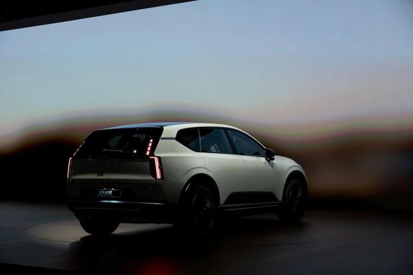 VIDEO&FOTO Volvo a prezentat în premieră noul EX60, cu autonomie mai mare decât BMW iX3, dar mai ieftin cu 6.000 de euro