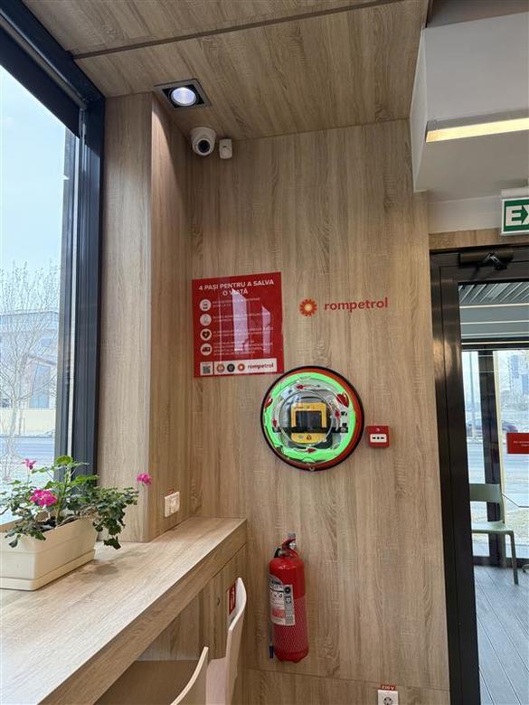 FOTO Rompetrol instalează defibrilatoare în 80 de benzinării și mai multe spații publice din Constanța și Prahova