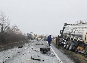 Imagini cu gravul accident de circulație din România. Un microbuz s-a lovit cu un TIR - FOTO&VIDEO