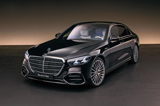 Profitul Mercedes-Benz cade la jumătate