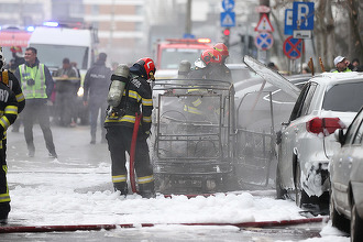 Imagini cu incendiul la mașina electrică, din capitală FOTO