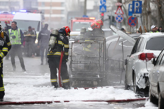 Imagini cu incendiul la mașina electrică, din capitală FOTO