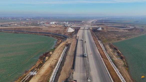 FOTO Blestemul Autostrăzii Transilvania, aproape de final. Au fost aduse utilaje de mari dimensiuni pentru montarea primelor grinzi