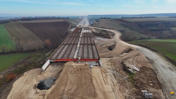 FOTO Blestemul Autostrăzii Transilvania, aproape de final. Au fost aduse utilaje de mari dimensiuni pentru montarea primelor grinzi