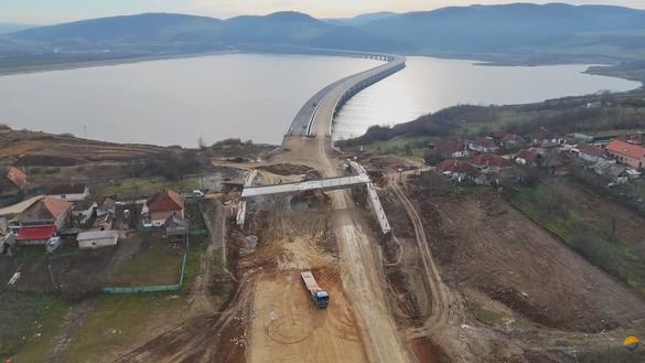 FOTO Blestemul Autostrăzii Transilvania, aproape de final. Au fost aduse utilaje de mari dimensiuni pentru montarea primelor grinzi