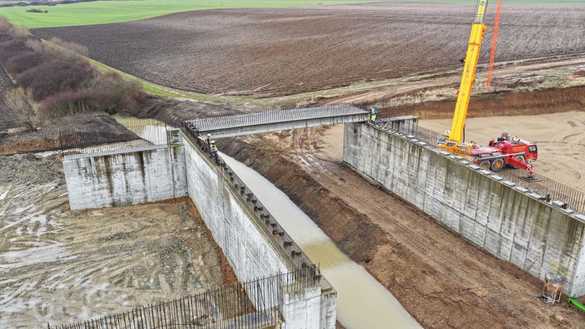 FOTO Blestemul Autostrăzii Transilvania, aproape de final. Au fost aduse utilaje de mari dimensiuni pentru montarea primelor grinzi