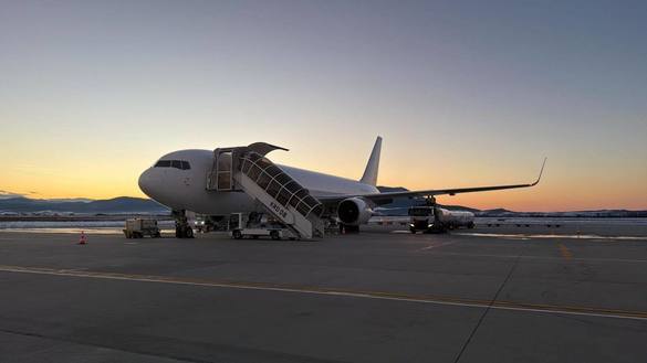 FOTO Premieră la Aeroportul Internațional Brașov-Ghimbav. Primul zbor cargo civil a aterizat