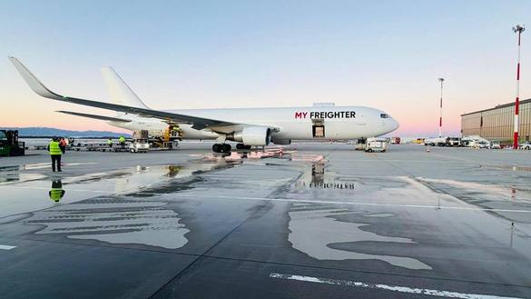 FOTO Premieră la Aeroportul Internațional Brașov-Ghimbav. Primul zbor cargo civil a aterizat