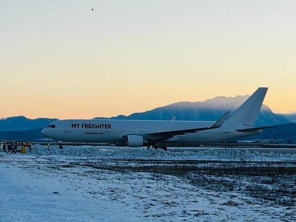 FOTO Premieră la Aeroportul Internațional Brașov-Ghimbav. Primul zbor cargo civil a aterizat