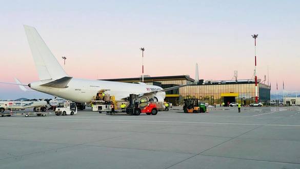 FOTO Premieră la Aeroportul Internațional Brașov-Ghimbav. Primul zbor cargo civil a aterizat