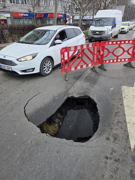 Trafic restricționat în București. Surpare pe partea carosabilă