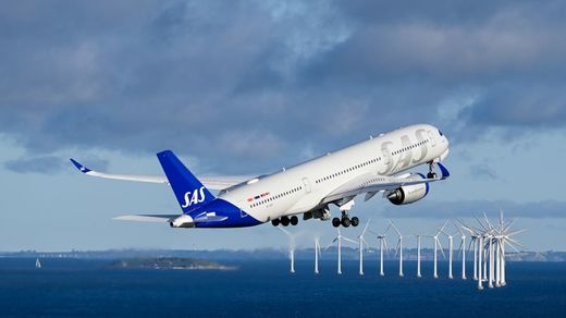 Prima victimă majoră - companie aeriană anulează peste 1.000 de curse după scumpirea combustibililor