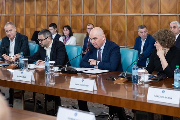 FOTO Intervenție în benzinării pentru scăderea prețului - După nemulțumirile patronatelor, Guvernul modifică mecanismul anunțat anterior. Bolojan promite ”partajarea costurilor între Guvern, mediul privat și cetățeni”