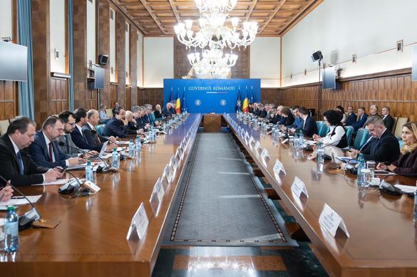 FOTO Intervenție în benzinării pentru scăderea prețului - După nemulțumirile patronatelor, Guvernul modifică mecanismul anunțat anterior. Bolojan promite ”partajarea costurilor între Guvern, mediul privat și cetățeni”
