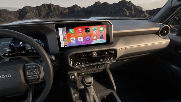 FOTO Toyota lansează două noi versiuni Land Cruiser, una de off-road, alta de confort