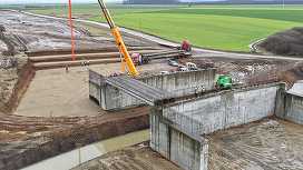 VIDEO Turcii, cu peste 250 muncitori, ridică noi grinzi pe Autostrada Transilvania