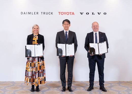 Parteneriat istoric: Toyota se alătură Daimler și Volvo în afacerea cu fuel-cell