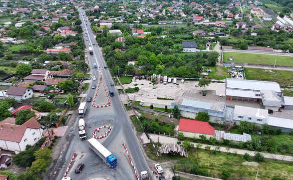 Sens giratoriu pe „Drumul morții”, lângă Buzău FOTO