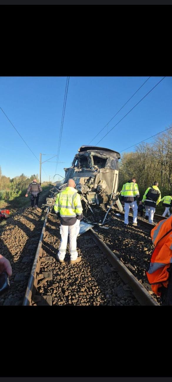 FOTO Accident în Franța - Un TGV a lovit un camion al armatei franceze