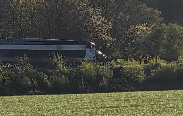 FOTO Accident în Franța - Un TGV a lovit un camion al armatei franceze