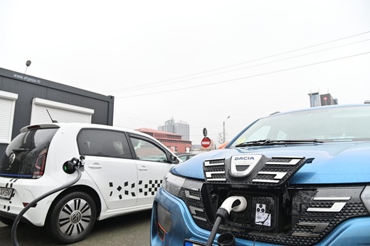 Reacție după ce mașinile electrice din București au fost lăsate cu parcare gratuită: Acoperă jumătate din locurile de parcare ale Primăriei Generale