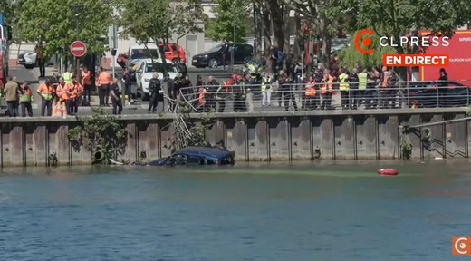 VIDEO Un autobuz a căzut în Sena. Toate persoanele aflate la bord, salvate